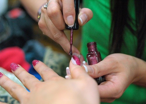 фото:   katbert   Якщо використання чорного лаку для нігтів не допоможе, то може допомогти фарбування нігтів деякими неприємними на смак речовинами