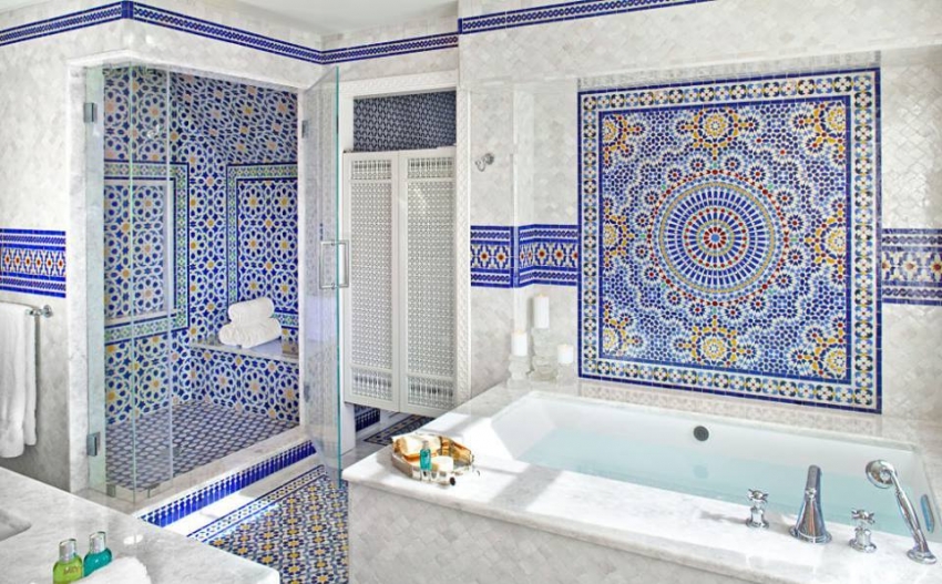 Нерідко в інтернеті можна зустріти фото кахлю у ванній кімнаті, де синій колір комбінується з вершковим, фіолетовим, жовтим або зеленим