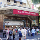 На відстані одного кварталу від універмагу «Галерея Лафайетт» (Galeries Lafayette) знаходиться інший великий магазин «Про Прентан» (Au Printemps)