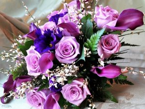 При виписці з пологового будинку слід подарувати шикарний букет улюблених квітів своїй дружині