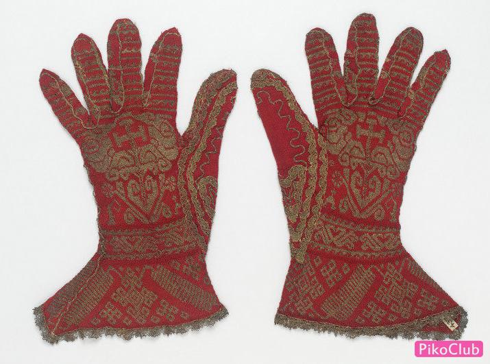 Найбільш ранні зразки збереглися єпископських рукавичок датуються 16 століттям