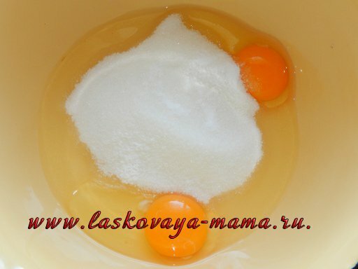 У глибоку миску розбийте яйця, додайте цукор і ваніль і добре перемішайте віночком