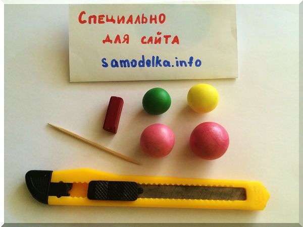 полімерна глина (жовта, зелена, два відтінки рожевого)   суха пастель (необов'язково)   канцелярський ніж (або лезо)   зубочистка (або предмет схожою форми)   лак (за бажанням)