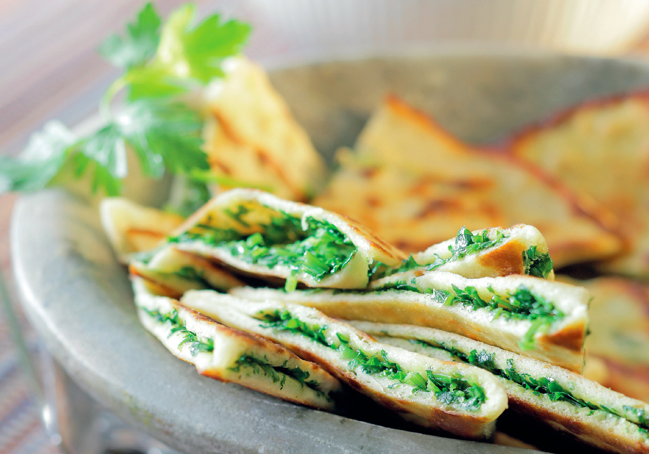 Кутаб - пироги з зеленню з прісного тіста, розкачане до товщини паперового аркуша, печені на сухій сковороді, - одна з візитних карток азербайджанської кухні