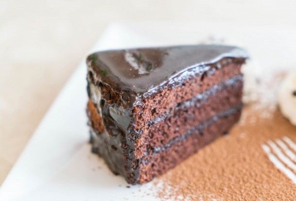 Всіма улюблений шоколадний торт можна приготувати і на власній кухні Головне - дотримуватися класичну рецептуру і не лінуватися