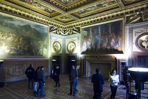 Екскурсійна програма в Палаццо починається з внутрішнього дворика, виконаного в стилі раннього Відродження