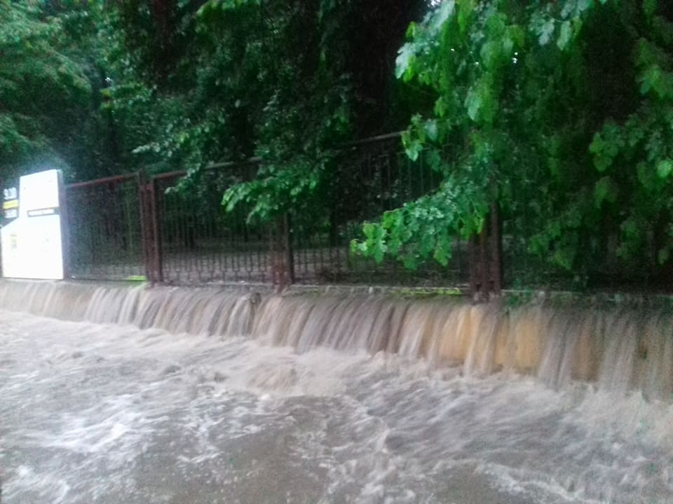 У Чернівцях в результаті сильних опадів, які почалися увечері 7 червня, підтоплені центральні вулиці міста, а також залізничний вокзал